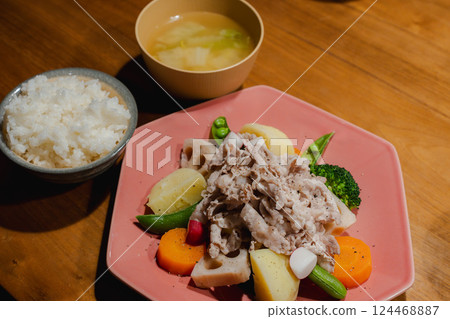 豬肉涮鍋和色彩繽紛的蔬菜的日式餐點 豬肉涮鍋和色彩繽紛的蔬菜的日式餐點 124468887