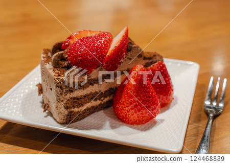 用草莓巧克力蛋糕來慶祝 124468889