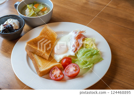 西式早餐盤，包括烤麵包和煎蛋 124468895