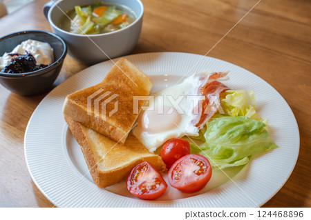 西式早餐盤，包括烤麵包和煎蛋 124468896