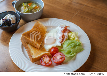 西式早餐盤，包括烤麵包和煎蛋 124468897