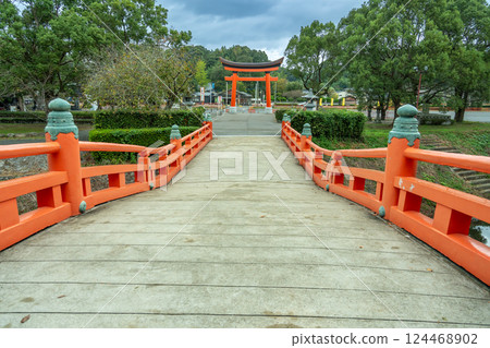 大分縣宇佐市:八幡宮的總本宮宇佐神社的鳥居與朱紅橋 大分縣宇佐市:八幡宮的總本宮宇佐神社的鳥居與朱紅橋 124468902