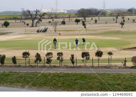 您可以在寬闊的利根川河床上的野田市公共高爾夫球場享受一場清爽的擊球體驗。 124469091