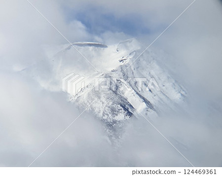 富士山從雲層間顯現 富士山從雲層間顯現 124469361