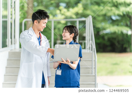 身穿白大褂和工作服的男女醫生、醫生、護士、醫務人員、醫生、職業治療師和物理治療師， 124469505