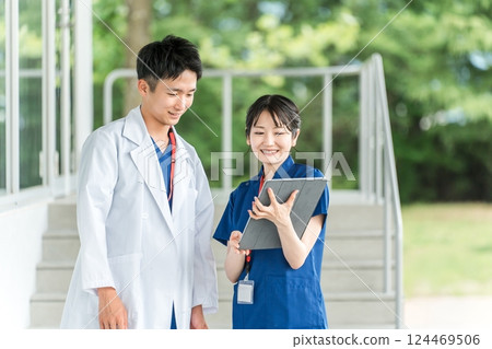 穿著白大褂和磨砂服的醫生、醫生、護士、醫療工作者、醫生、職業治療師和物理治療師的男女 124469506