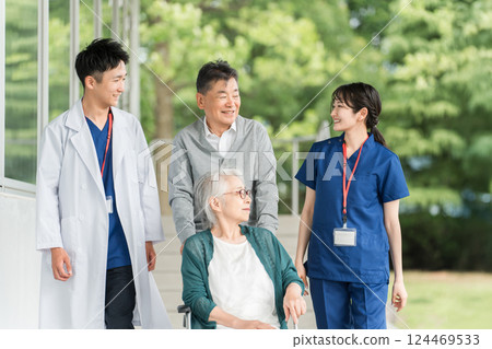 坐輪椅的老人以及醫院和護理機構的醫生和護士 124469533