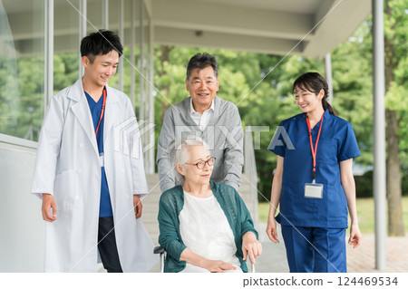 Elderly people in wheelchairs and doctors and nurses in hospitals and nursing care facilities Elderly people in wheelchairs and doctors and nurses in hospitals and nursing care facilities 124469534