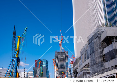 正在興建中的建築物和眾多起重機 Takanawa Gateway 2025.03 c-1 正在興建中的建築物和眾多起重機 Takanawa Gateway 2025.03 c-1 124469626