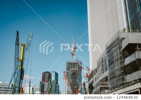 Building under construction and numerous cranes Takanawa Gateway 2025.03 c-5 Film-like 124469630