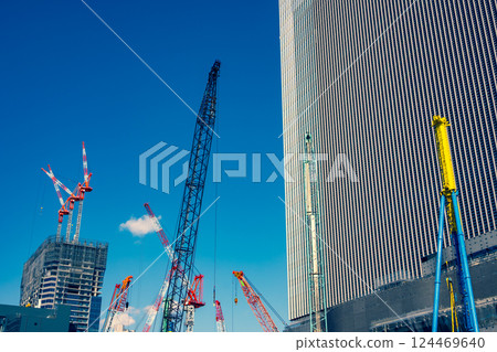 正在興建中的建築物和眾多起重機 Takanawa Gateway 2025.03 e-3 強調暖色和冷色 正在興建中的建築物和眾多起重機 Takanawa Gateway 2025.03 e-3 強調暖色和冷色 124469640