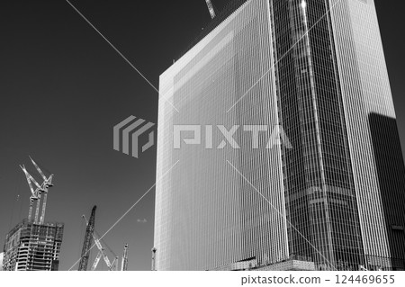 正在興建中的建築物和眾多起重機 Takanawa Gateway 2025.03 g-6 單色 124469655