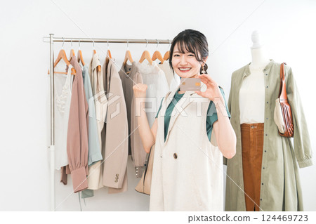 使用信用卡的女性（購物、購物、電子支付） 124469723