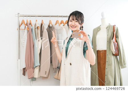 Women using credit cards (shopping, shopping, electronic payment) 124469726