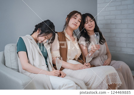 在派對上喝醉的女性、同事、女性朋友和媽媽朋友 在派對上喝醉的女性、同事、女性朋友和媽媽朋友 124469885