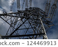 從下方俯瞰輸電塔和藍天 124469913
