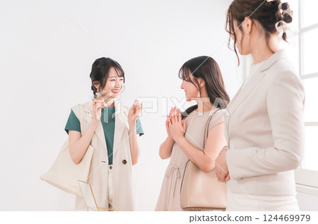 Female friends, colleagues and sales staff choosing rings at a jewelry store (department store, department store, branded goods) Female friends, colleagues and sales staff choosing rings at a jewelry store (department store, department store, branded goods) 124469979