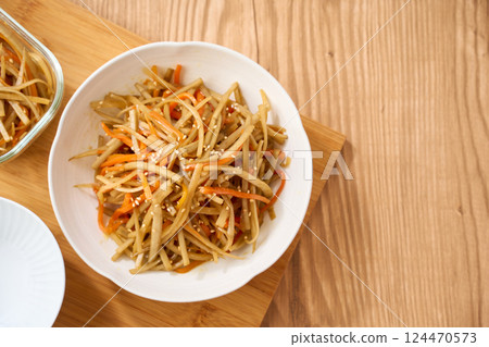 A staple of home cooking: Kinpira Gobo | A Japanese-style staple dish 124470573