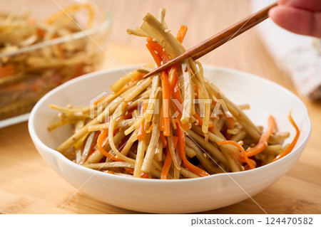 A staple of home cooking: Kinpira Gobo | A Japanese-style staple dish 124470582