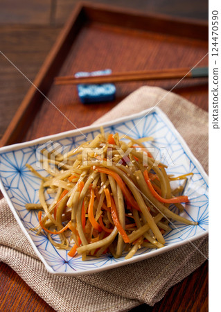家庭烹飪的主食:金平牛蒡 |日式主食 家庭烹飪的主食:金平牛蒡 |日式主食 124470590