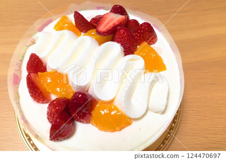 Strawberry and mandarin fruit whole cake 124470697