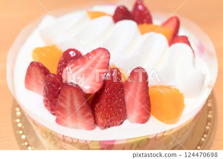 Strawberry and mandarin fruit whole cake Strawberry and mandarin fruit whole cake 124470698