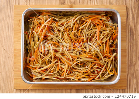 托盤中的金平牛蒡|準備好的配菜 124470719