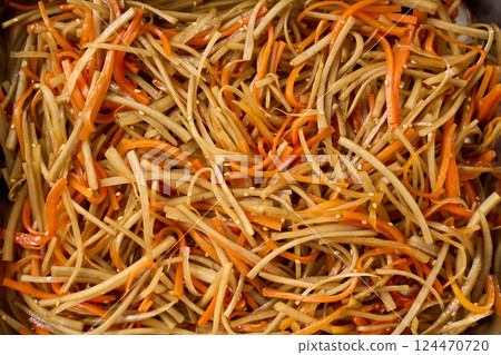 托盤中的金平牛蒡|準備好的配菜 124470720