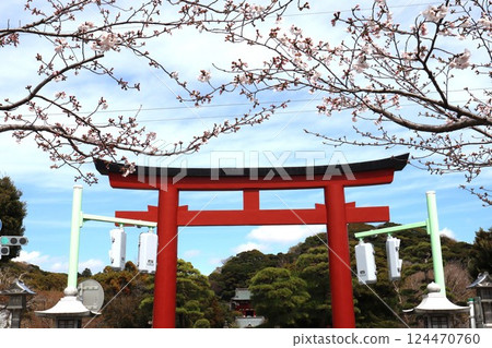 鶴岡八幡宮第三鳥居(神奈川縣鎌倉市雪下二丁目) 鶴岡八幡宮第三鳥居(神奈川縣鎌倉市雪下二丁目) 124470760