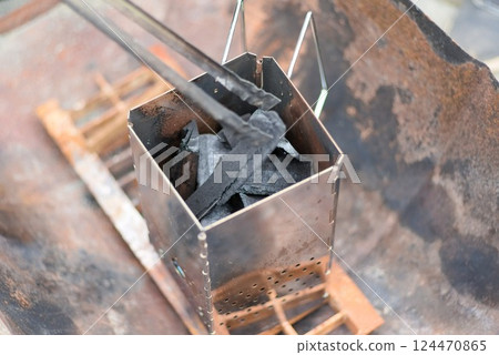 帶木炭起子露營場景 124470865