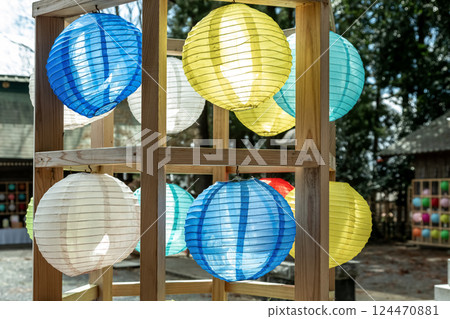 馬場八幡神社境內色彩繽紛的燈籠之美 [背景資料] 124470881