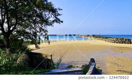 Okinawa Prefecture's coastline at low tide Okinawa Prefecture's coastline at low tide 124470922