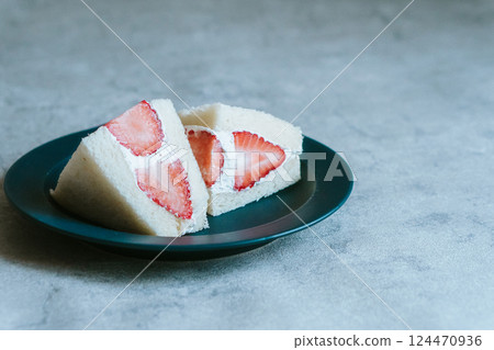 Fruit sandwich strawberry 124470936