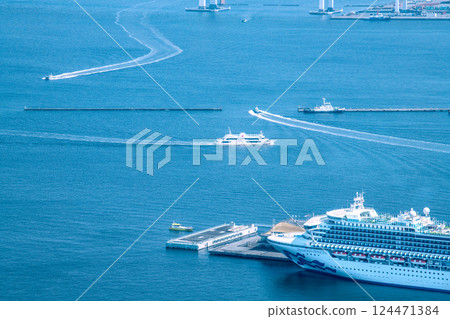 日本橫濱的城市景觀,俯瞰鑽石公主號和Marine Rouge。 (歐羅巴2號首次抵港) 日本橫濱的城市景觀,俯瞰鑽石公主號和Marine Rouge。 (歐羅巴2號首次抵港) 124471384