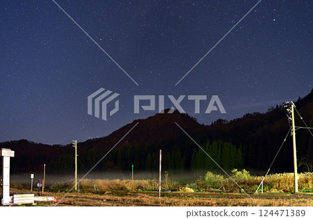 從只見車站看到的夜晚三石神社森林 124471389