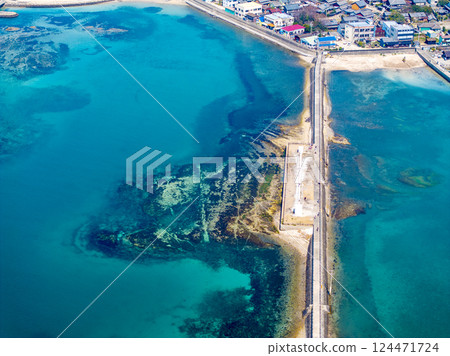 The road leading to Oshima Island on Sakushima Island (Aichi Prefecture) *Location of the East House 124471724