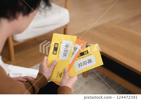 Men and women who are troubled by a demand letter 124472391