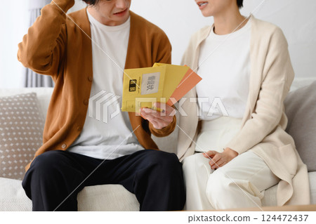 被需求信困擾的男性和女性 124472437
