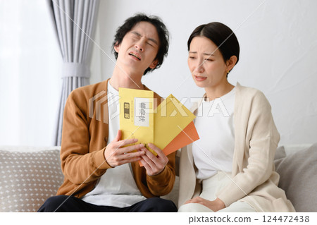 Men and women who are troubled by a demand letter 124472438