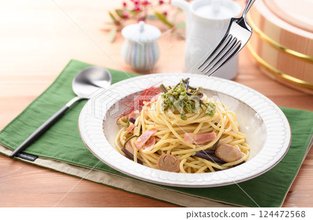 Taste of Spring: Japanese-style Warabi Pasta 124472568