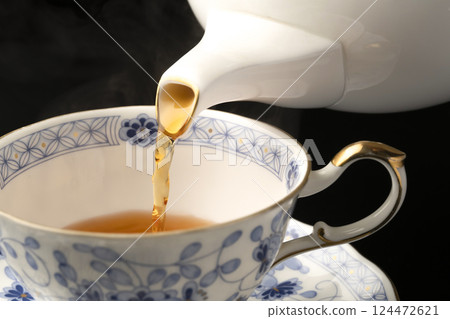 用茶壺將茶倒入茶杯 124472621