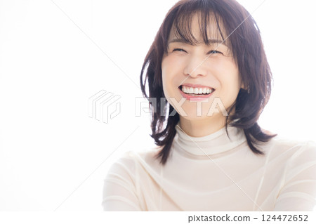 A smiling middle woman 124472652