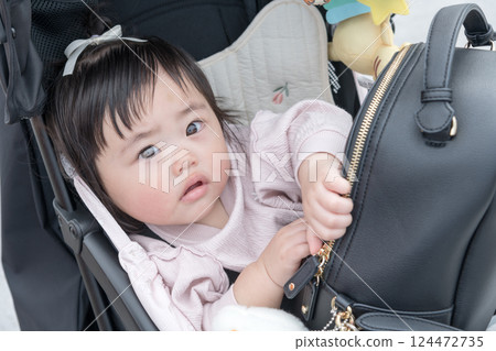 [路邊車站嬰兒車內的嬰兒] 124472735