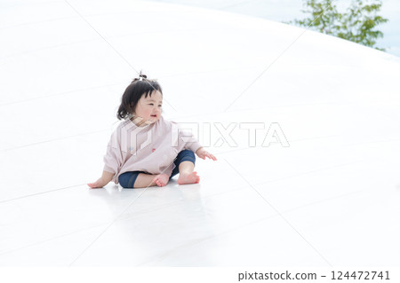 [坐在巨型遊樂設施上的嬰兒] 124472741
