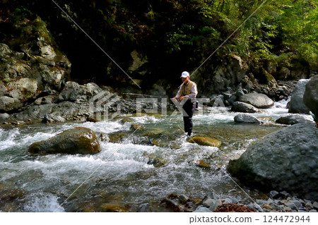 一名男性釣魚者在丹澤隼人川釣魚 124472944