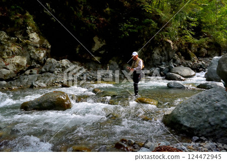 A male angler fishing in the Hayato River in Tanzawa 124472945