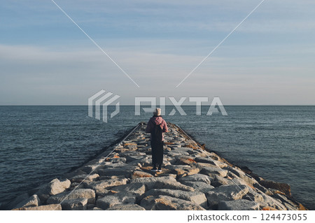 後面觀點的看海的婦女 124473055
