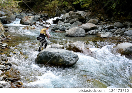 一名男子在丹澤隼人川用魚餌釣魚 124473710