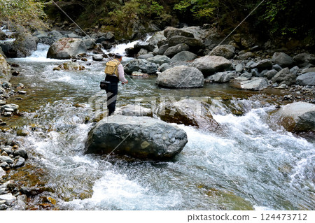 一名男子在丹澤隼人川用魚餌釣魚 124473712
