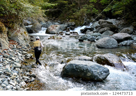 一名男子在丹澤隼人川用魚餌釣魚 124473713